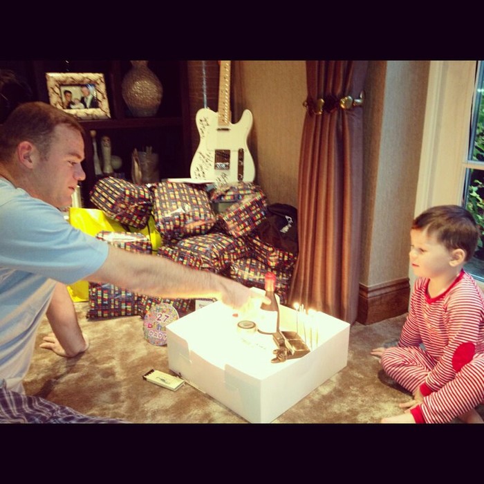 Kai thổi nến mừng sinh nhật bố Rooney...